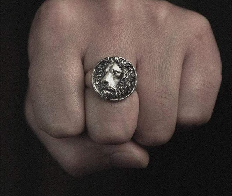 What does a lion ring symbolize?